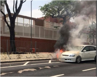 私家車突然自焚車頭冒煙著火。圖：網民Taitai Mo‎