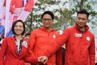 郑泳舜、邓家彪以及陈家佩下午在添马公园联合举行「不要虚耗‧香港前行」的造势大会。