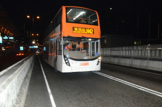 的士青衣北桥收掣不及撼巴士，两人受伤送院。