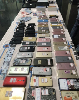 警方檢獲大量手機、現金、無限分享器、強波器、SIM卡等贓物。網圖