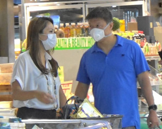李乐诗同老公戴住口罩行超市。