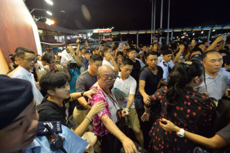 表演者与抗议人士不时对骂，现场一度混乱。黄贤创摄