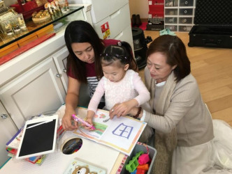 好学的Jack 会跟 Zalika 一起学习中文，Babie妈妈 Jercy 则用心教导她们读音。