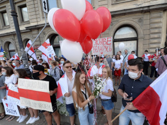 華沙市中心有數百人參加串人鏈活動，長達數公里。AP