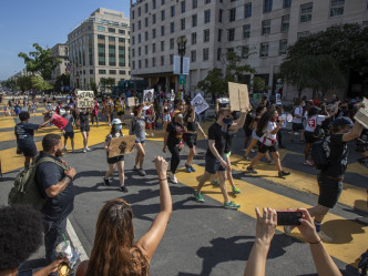 数以万计的示威者在华盛顿参加大游行和集会。AP