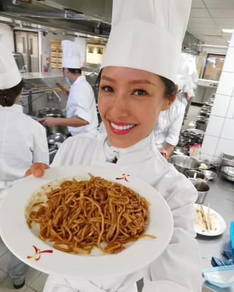 呢期蒋怡喺中华厨艺学院学煮中菜。
