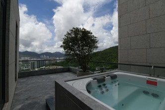 浴室外連廣闊平台，設有按摩池，把私屬空中水療享受延伸戶外。