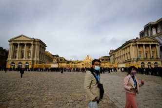 法國遊客在凡爾賽宮外排隊。AP圖片
