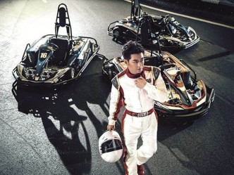 林志颖近日带囝囝Kimi玩小型赛车。