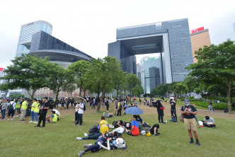 大批示威者在添马公园。