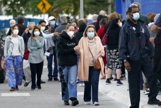 拜登强调，人人都有必要继续保持社交距离及戴口罩。AP资料图片