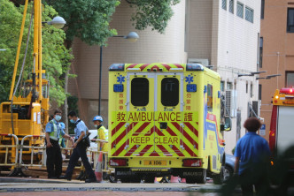 受傷女生由救護車送院。