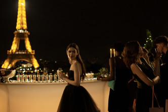 劇集《Emily in Paris》以時尚之都巴黎為背景，呈現城市優雅浪漫的一面。