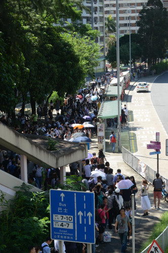 大围站外逾百人打蛇饼等巴士。