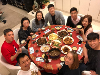 變身大廚

以往在香港過年，初二開年飯都由祥仔炮製，拿手菜包括南乳炆齋、生炒排骨及冬菇髮菜湯。