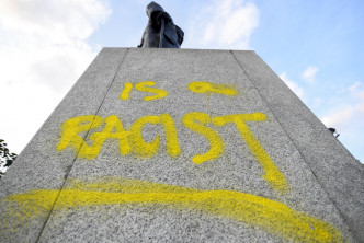 邱吉爾雕像被噴「種族主義者」。AP