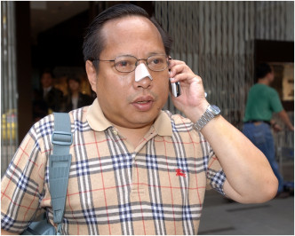 何俊仁2006年遇襲後，鼻部受傷，需接受手術。