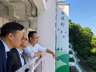 苏伟文与张国钧、陈学锋视察有60年历史的西环邨 。