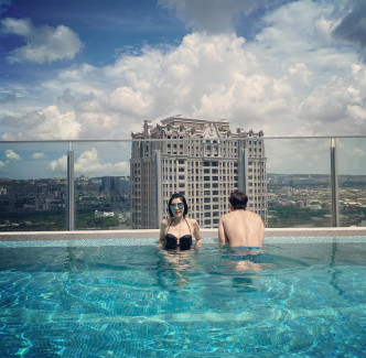 賈靜雯昨日與老公修杰楷一起到Rooftop泳池游水。