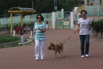 劉雅麗同媽媽包曉華喺狗公園放狗兼跑兩吓練氣。