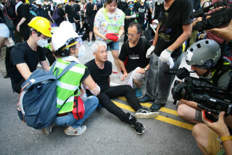 梁耀忠劝阻示威者时据报撞伤头部。