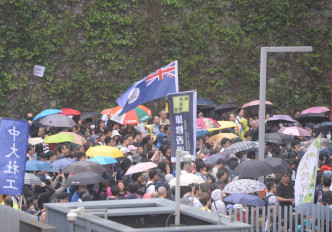 游行人士抵达政府总部