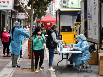 政府繼續為油麻地、佐敦及深水埗「疫區」居民強制檢測。