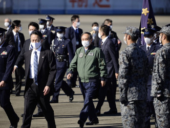 菅義偉出席在埼玉縣舉行的航空檢閱儀式。AP圖片