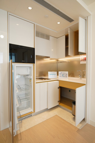 廚房設多組廚櫃組合，儲物空間充足。（2A座28樓C室交樓標準示範單位）