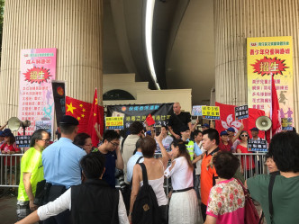 保衛香港運動擺設街站促為廿三條立法，有參加七一大遊行的人士大叫「誓不低頭」。