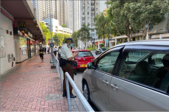 警方在屯門打擊違例泊車。警方圖片