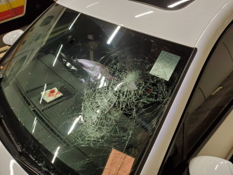 跑車擋風玻璃爆裂。