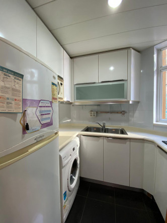 厨房保养妥善，并设有基本家电及厨柜。