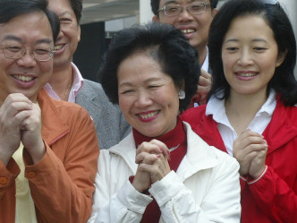 陈方安生当选后到各区向市民谢票。 资料图片