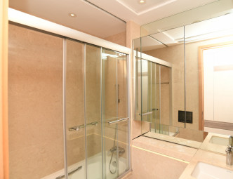 浴室設備齊全，有浴缸及大鏡櫃等。