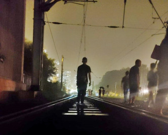 乘客摸黑沿路轨行回大埔墟站月台。读者提供