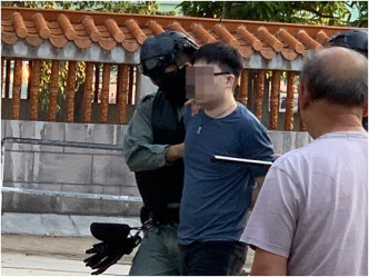 警方在黄大仙拘捕多名男女。网上图片
