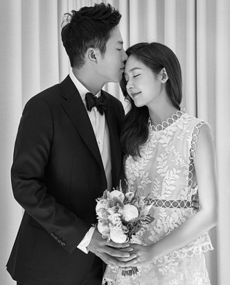 成宥利于2017年嫁高尔夫球选手安胜铉后，淡出娱乐圈。