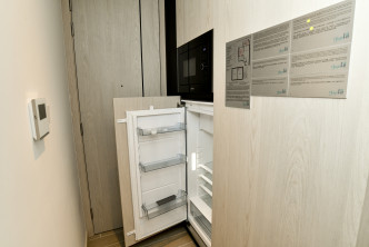 嵌入式雪櫃和微波爐位於入門位置。