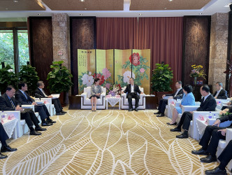 林郑月娥在广州与广州市委书记张硕辅（左五）会面。政府新闻处图片