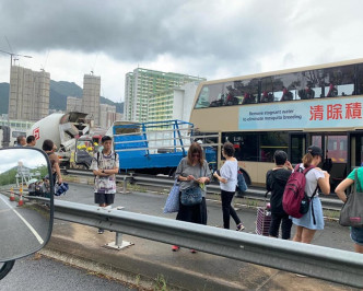 3车相撞至少8伤。图:网民Tsang Heilaam‎香港突发事故报料区