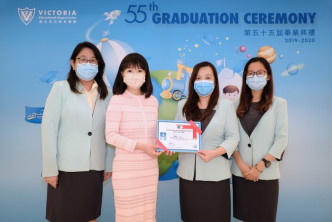 维多利亚教育机构校监及周大福教育集团执行副主席郑余雅颖女士（图左二）向每所校舍的毕业生颁发毕业证书，由该校舍老师代领。