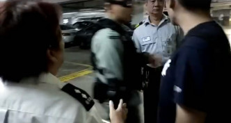 有保安尝试向警员查问。Shuk Hing Chu影片截图