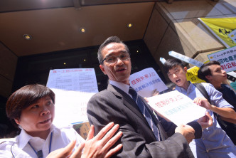 黄远辉在论坛开始前到门外接收请愿信。