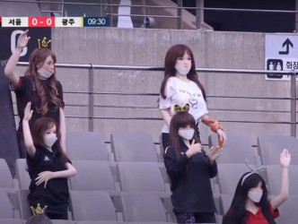南韓足球隊疫情間閉門作賽，情趣娃娃擺觀眾席扮Fans惹爭議。網圖