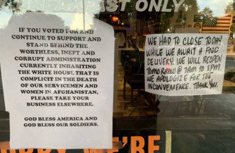 張貼在餐廳門口的「拜登支持者禁令」。互聯網圖片