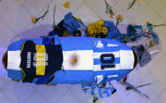 马勒当拿灵柩盖上国旗、国家队，还有小保加的10号球衣。ap图