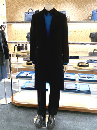姜涛身穿的长身大衣/$27,500。