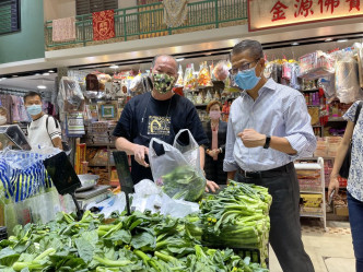 陳茂波到訪街市時與市民和商戶交流。網誌圖片