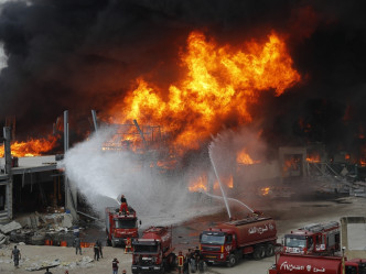 一個存放燃油和輪胎的倉庫起火。AP相片
